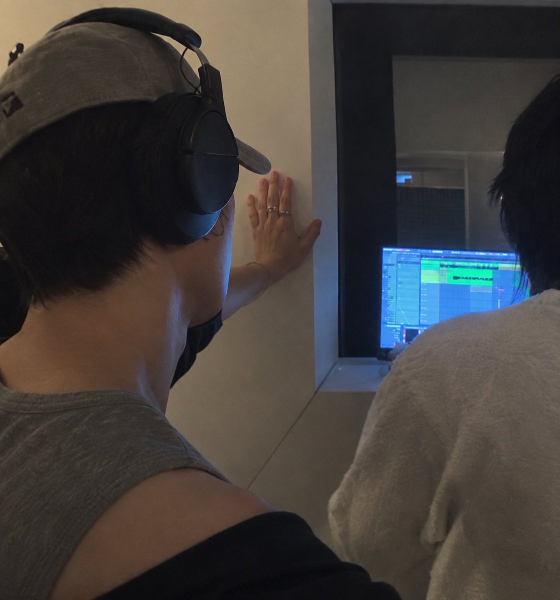 heesdiors's tweet photo. the man had a studio and a dream https://t.co/xIWvMQAFGU