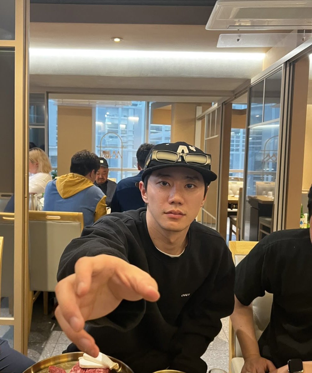 nunyuo0o2's tweet photo. 🦊: 뭐하는데 계속 폰만보냐
🐰: 팬들이 보낸 디엠봐
🦊: 여자야?
🐰: 아니
🦊: 야 폰 이리 내

[비오형 사랑해요. 너무 예뻐요]

🦊: 하 이 새끼뭐야 (차단) https://t.co/IsuXYHx6vs