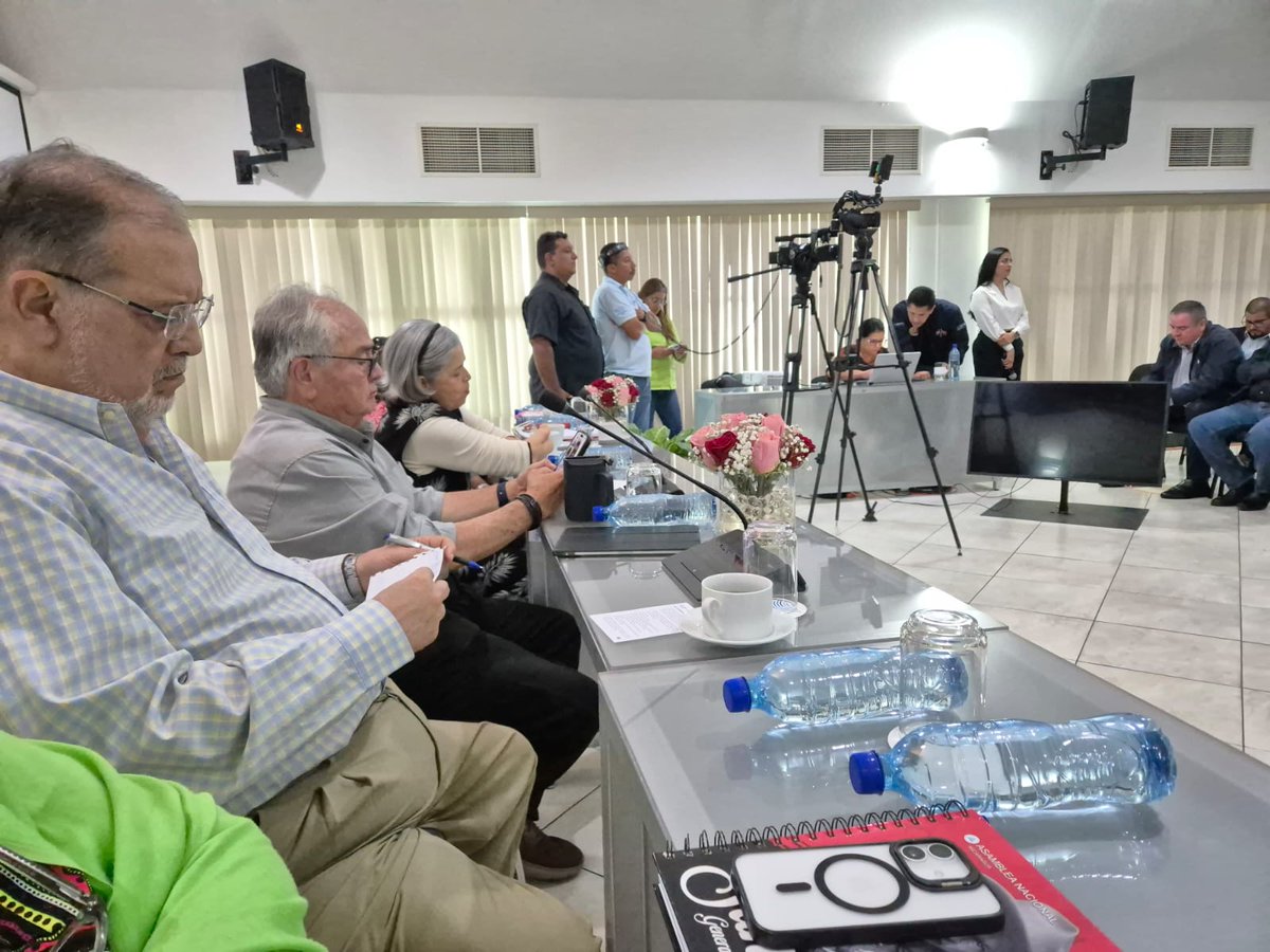 WillNavarro12's tweet photo. La AN y CSE, realizaron consultas con los 15 partidos legalmente constituidos sobre las reformas constitucionales aprobadas en primera legislatura. Después de la presentación de las reformas se dio un intercambio con los partidos, quienes expresaron su acuerdo las  reformas . https://t.co/OpQQD9996f