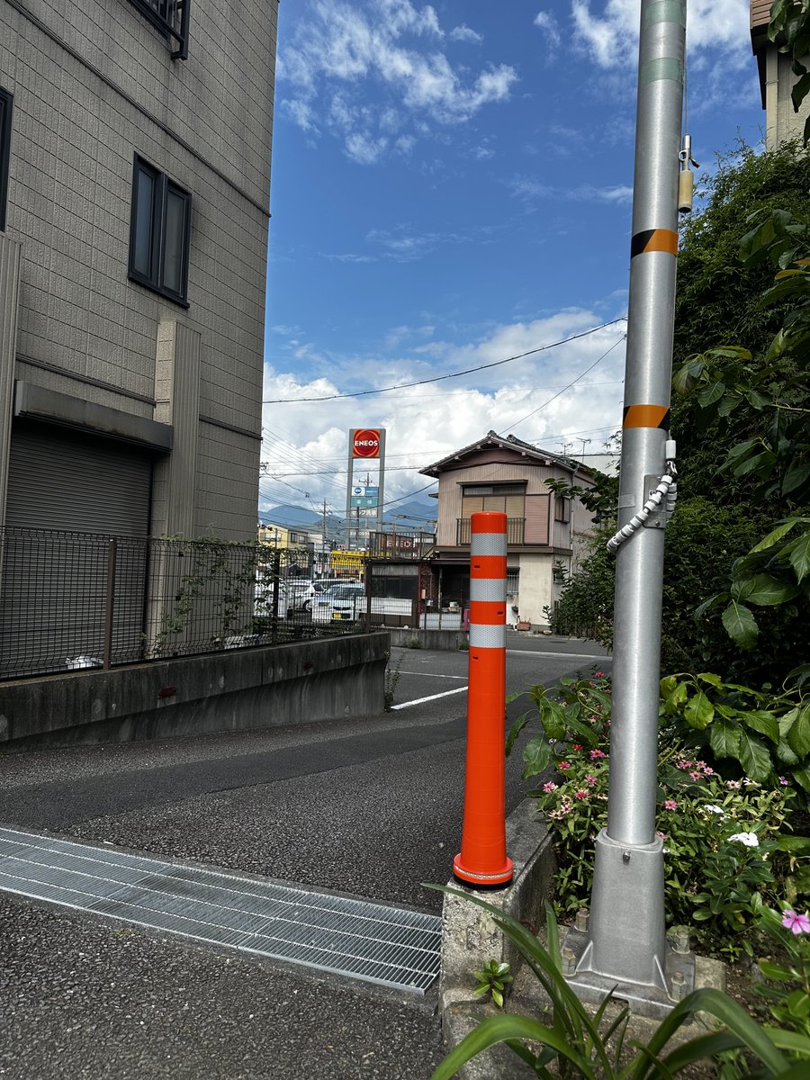 iriesgk's tweet photo. 入江交流館のミニ花壇では、コスモスが秋風に揺れています。
北側駐車場の入り口の角に、目印としてオレンジ色の棒が設置されました。
交流館にお越しの際は、安全のためにどうぞ気をつけて通行してくださいね。 https://t.co/trPgCh2uxY