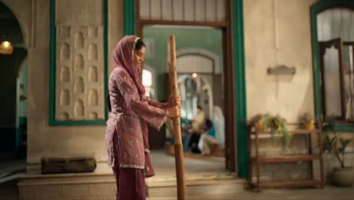klaroliner123's tweet photo. “Woh Haldi ko Humara sir samaj ke koot rahi hai” 
Lmaooo Mahid 🤣🤣

#SeherHoneKoHai #MaHer https://t.co/JgwBJmow81