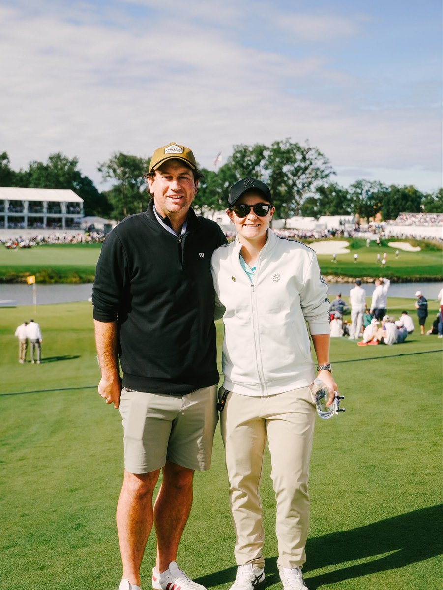 PresidentsCup's tweet photo. 🇦🇺 @AshBarty out cheering on the @IntlTeam!

#PresidentsCup | #IntlTeam https://t.co/y9xpmnjDkF