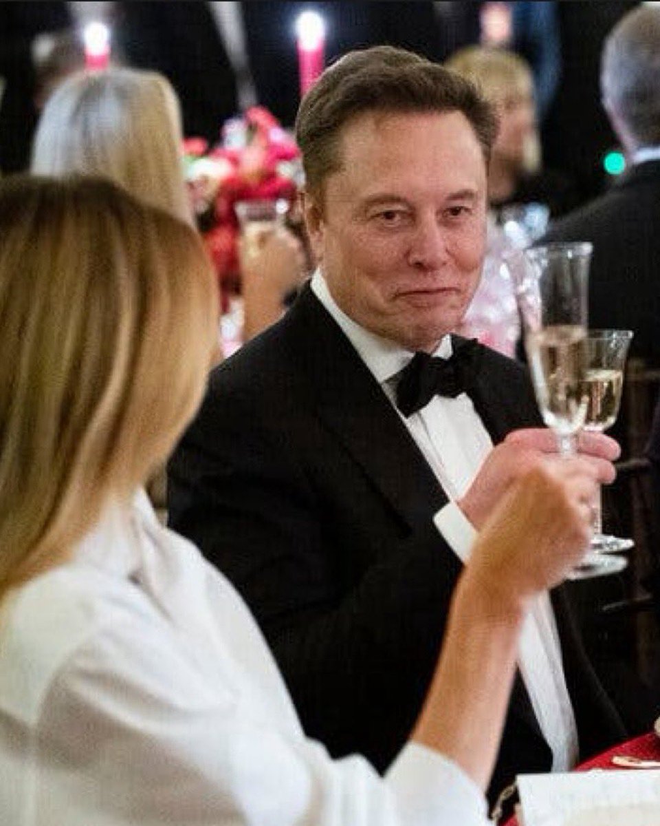teslaownersSV's tweet photo. Elon Musk and First Lady Melania Trump share a toast at the White House state dinner tonight 🥂🇺🇸

📸 Doug Mills / The New York Times https://t.co/fuBtCHhm5o