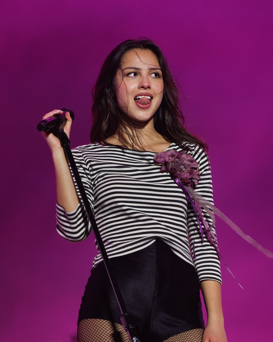 RodrigoTimes's tweet photo. Olivia Rodrigo soundchecked “maggots for brains” and “traitor” ahead of her Unraveled Tour opening night in Hartford. https://t.co/YALbJMBTaG