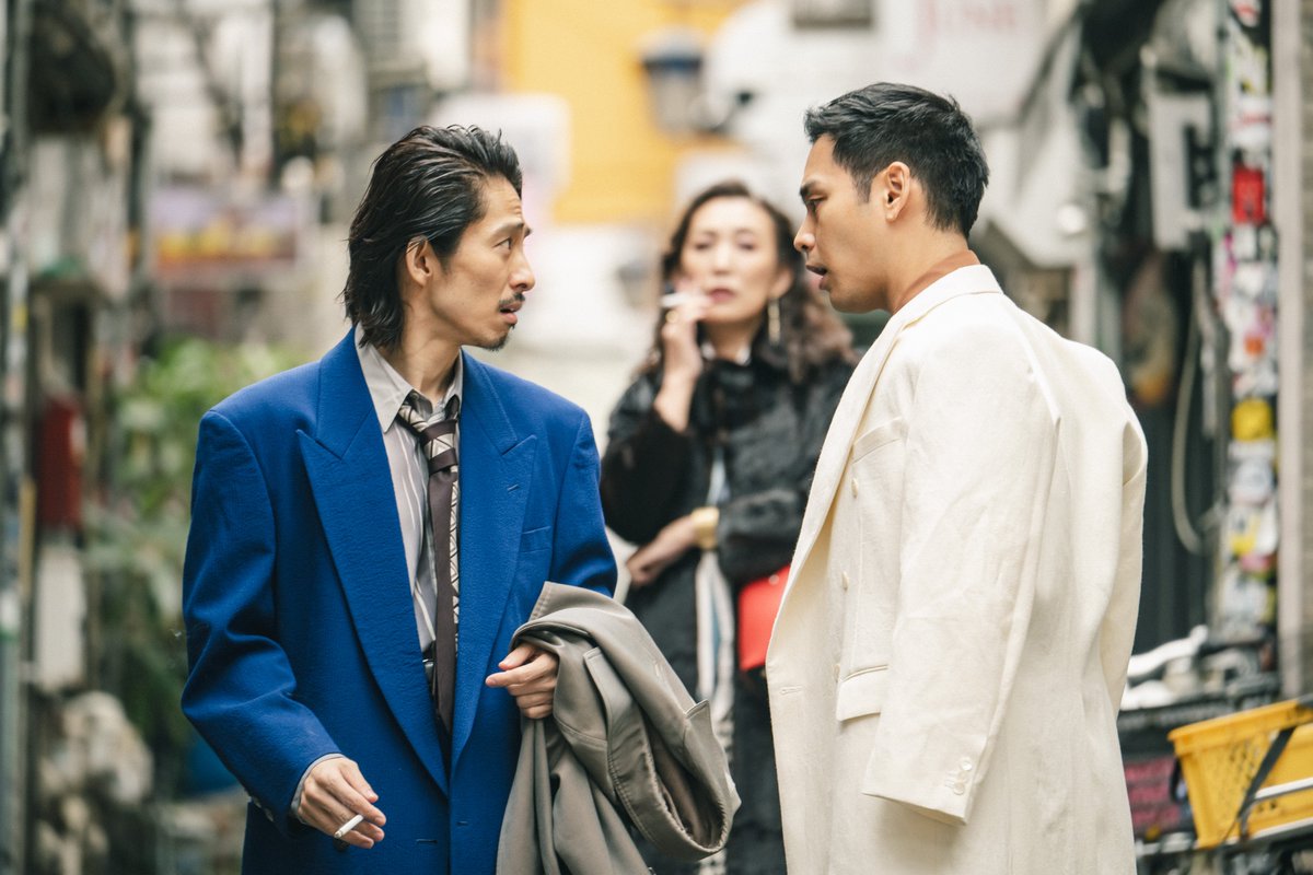 ryujimovie_jp's tweet photo. ▰▰ BEHIND of RYUJI 🎬 ▰▰
❮ 監督が語る！役者陣エピソード｜三宅健・田中美里・伊藤英明 ❯
ㅤㅤㅤㅤㅤㅤㅤㅤㅤㅤ
“存在するだけで、説得力がある”
ㅤㅤㅤㅤㅤㅤㅤㅤㅤㅤ
限られた時間の中で、
観客に人物の背景まで感じてもらう──。
ㅤㅤㅤㅤㅤㅤㅤㅤㅤㅤ
三宅健さん・田中美里さん・伊藤英明さん、
3人が“屋台骨”として
作品を支えてくれたと語る水田監督。
ㅤㅤㅤㅤㅤㅤㅤㅤㅤㅤ
「背景を説明するエピソードがなくても、
“こいつは堅気じゃない、危険なにおいがする”
と直感できるんです」
ㅤㅤㅤㅤㅤㅤㅤㅤㅤㅤ
┏━━━━━━━━━┓
　10.30 fri 全国公開 🕶️🚬
┗━━━━━━━━━┛
#三宅健 #田中美里 #伊藤英明
#映画RYUJI #映画竜二
