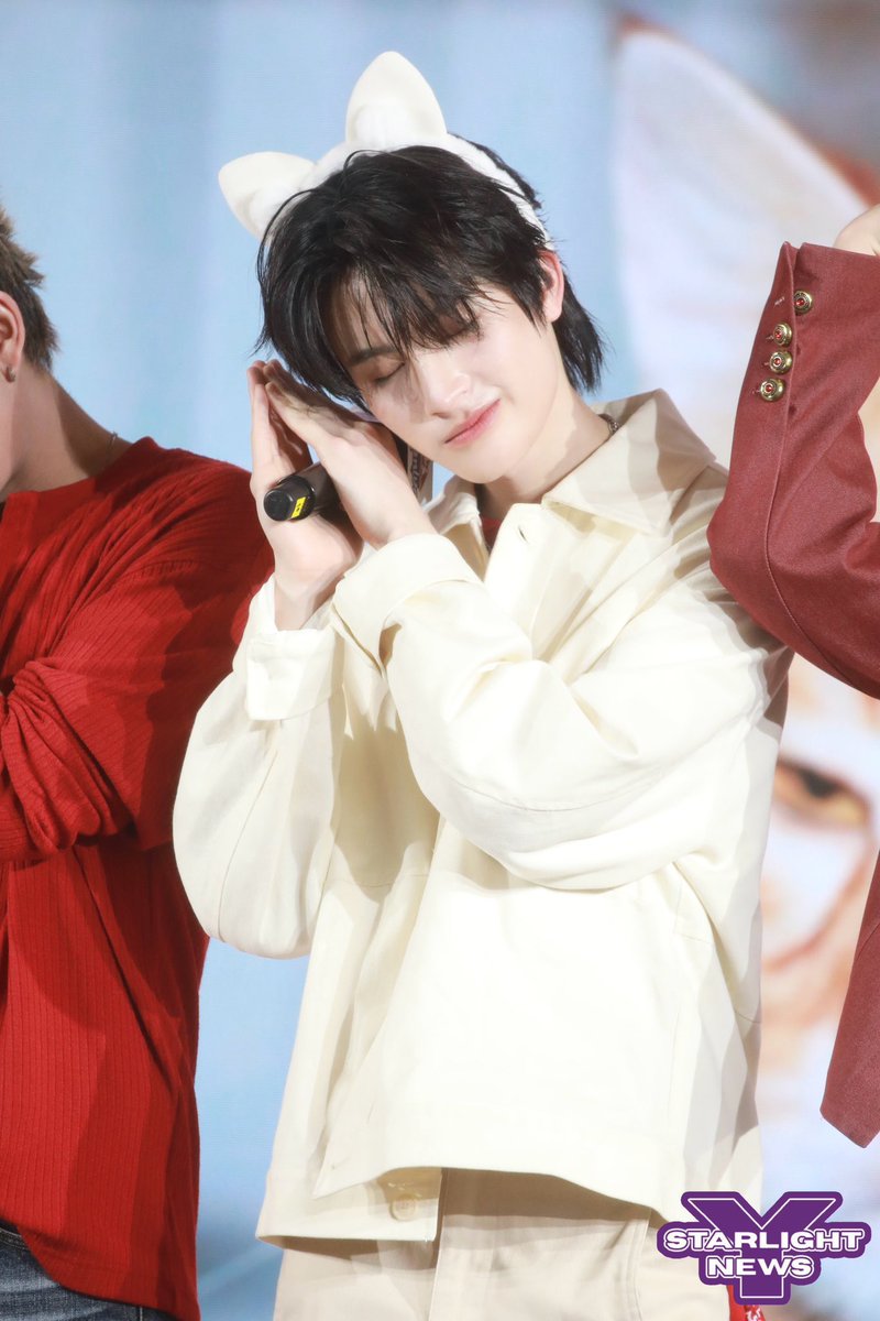phophisaw199x's tweet photo. ฝนตกยังต้องมาทำงาน เก๊าเลยพกน้องเอเอใส่กาเป๋ามาด้วย https://t.co/YmZ5jfeVWF