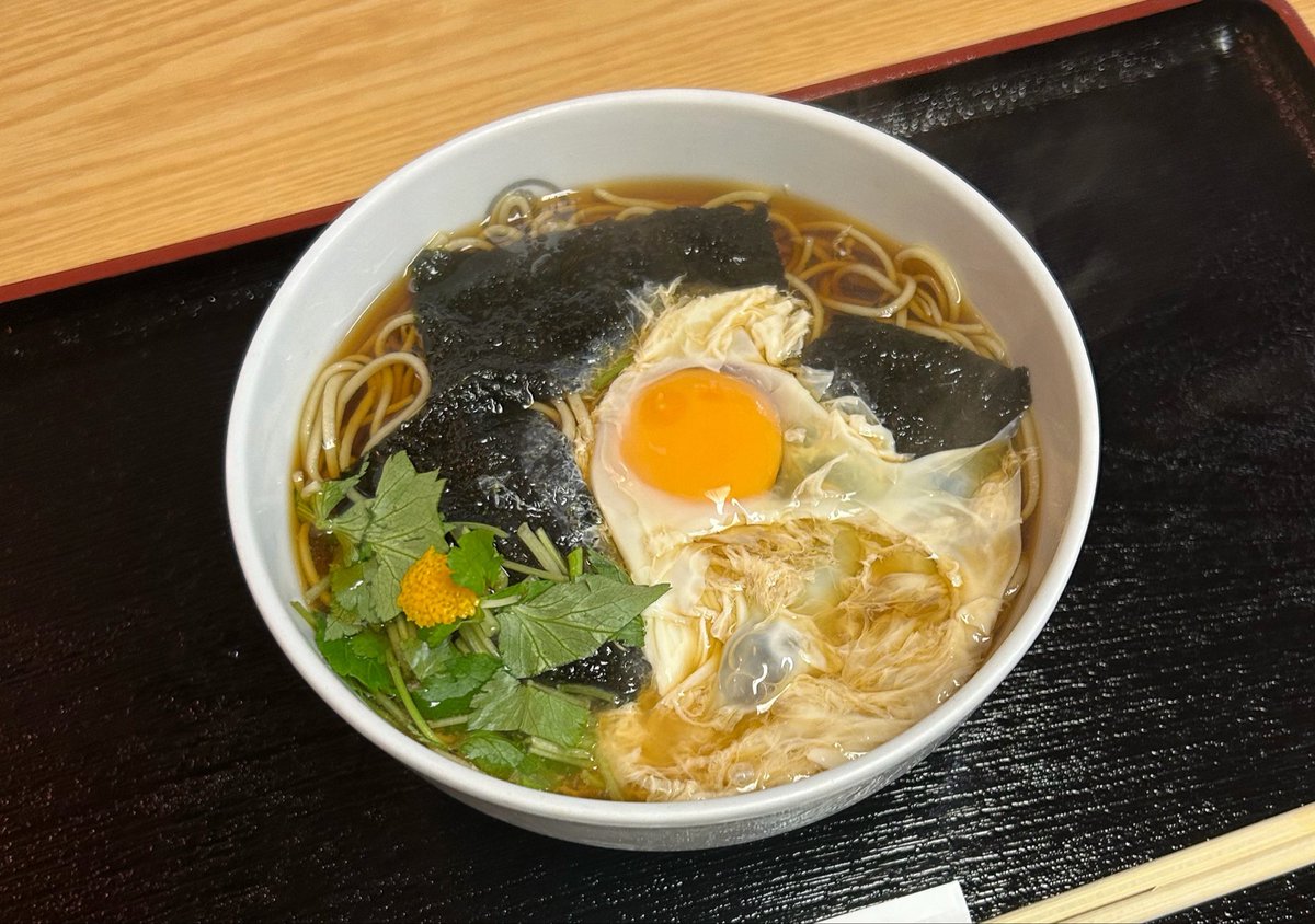 kandasarashina's tweet photo. 9月25日は暦で中秋の名月の十五夜です。
江戸の蕎麦屋は、一杯のかけ蕎麦の中にも季節を大切にしました。
黒い海苔を引いて夜空を表し、生卵を落とした所に熱々の汁をかけて卵黄の月にかかる、むらくもの様に卵白が白くたなびく姿を一杯のどんぶりの中で見せます。
ただかけ蕎麦の上に生卵を落とすだけでは月見蕎麦とは呼びません。
ちなみに十五夜の翌日の日を十六夜と書いて「いざよい」と読みます。
是非粋な秋を蕎麦で感じて一句詠んでみて下さい。
9月27日が満月だそうです。