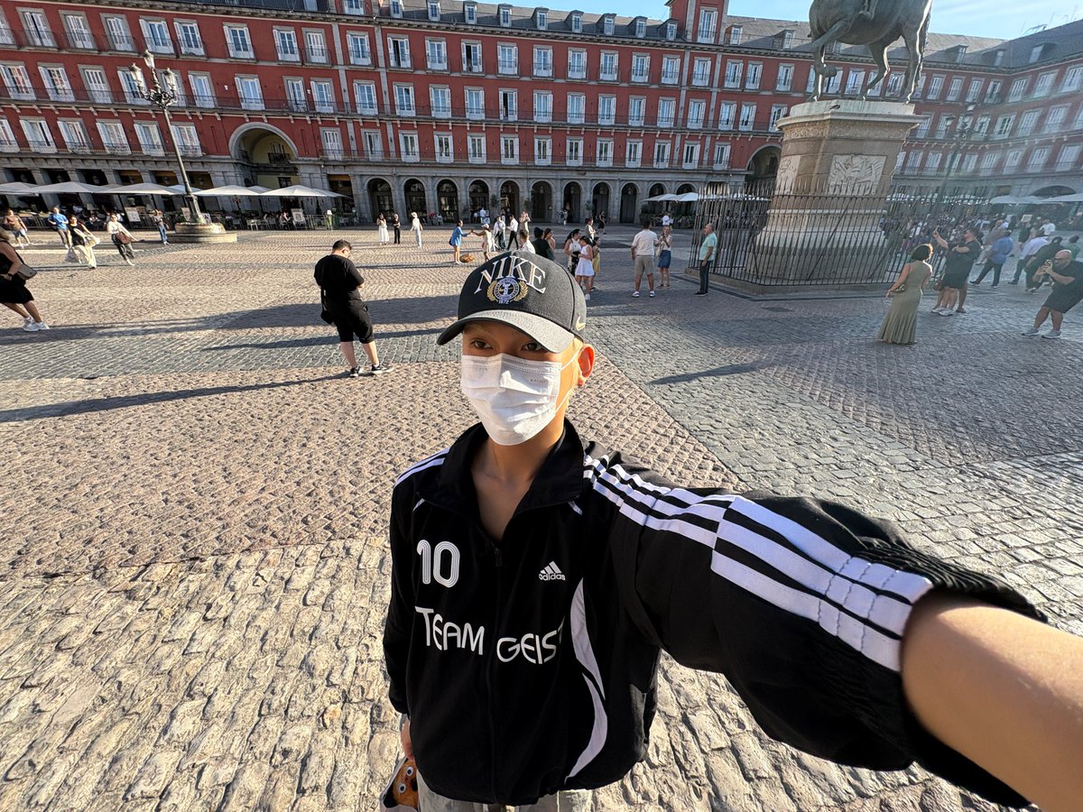 xlovarchive's tweet photo. 🐒 hyun on 🫧 (250926) 09h34
*madrid photodump*
today, hyunnie did something,,,
for the first time in a while, ceo park and i hung out together just the two of us and had fun~ 👍🏻
ceo park gave me a proper tour of madrid~
as expected, i think i need to go out and look around sometimes when i rest,,
i've been feeling that keenly lately,,, maybe my extroverted tendencies haven't died yet,,, ^^ (not at all.)
this is sudden, but if you're spending the holiday~ no indigestion and no stomachaches~ i hope it's a rich and abundant holiday where your body and heart feel warm just by staying still~~~~~ 🫶

— did you eat churros? some places have gluten-free options too
🐒 …………? uh,,,me,,,,?

— hyun, do you not watch soccer?
🐒 i do watch~

— even introverts like going out. they just can't last long and go home and pass out...
🐒 (in english) Correct~

— but the weather is so pretty, just like you
🐒 huh, that's not true~ today's weather is crazy beautiful, just like you

— i'm going to do the ancestral rites and come back~
🐒 come back safely~

— hyun and i are introverted twins.
🐒 me x you cross~~~~~~~!!!!!!!!