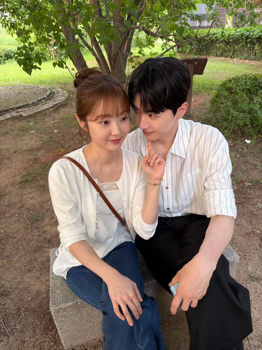 mkhcswbdnlsy's tweet photo. kang hoon juggling 2 rships during mbmb filming https://t.co/kOQvg6iEVz