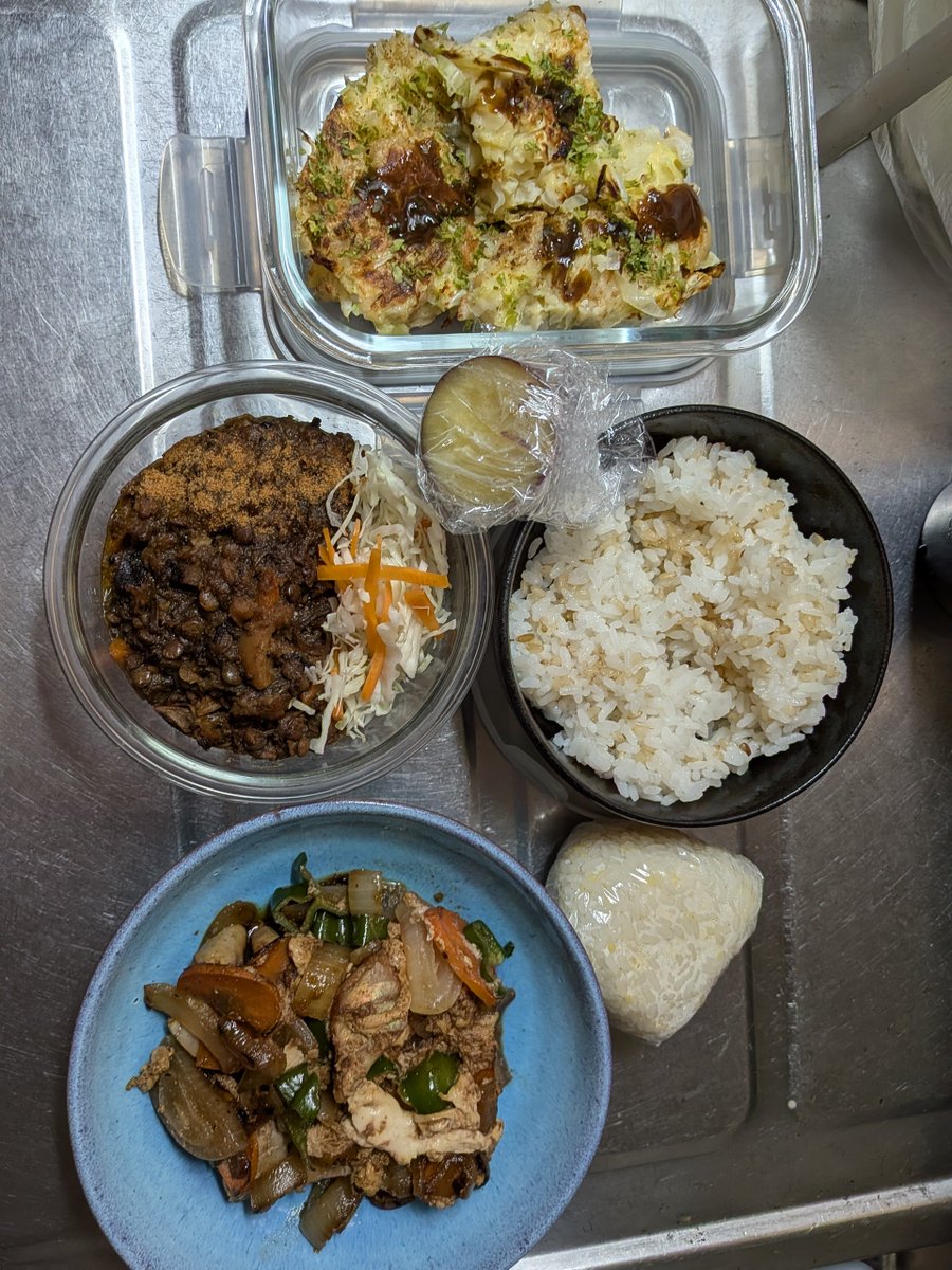 sakamo1002's tweet photo. 妻は、マグロ（塩漬けして水抜きしたもの）と野菜の自家製焼肉タレ炒め。父はカレー。焼芋はおやつに（久々の内地のさつまいも）。お好み焼きは朝の残。夕飯に食べようかな。#料理 #料理記録 #ごはん記録 #昼ごはん #お弁当記録 https://t.co/t52lnc9ioi