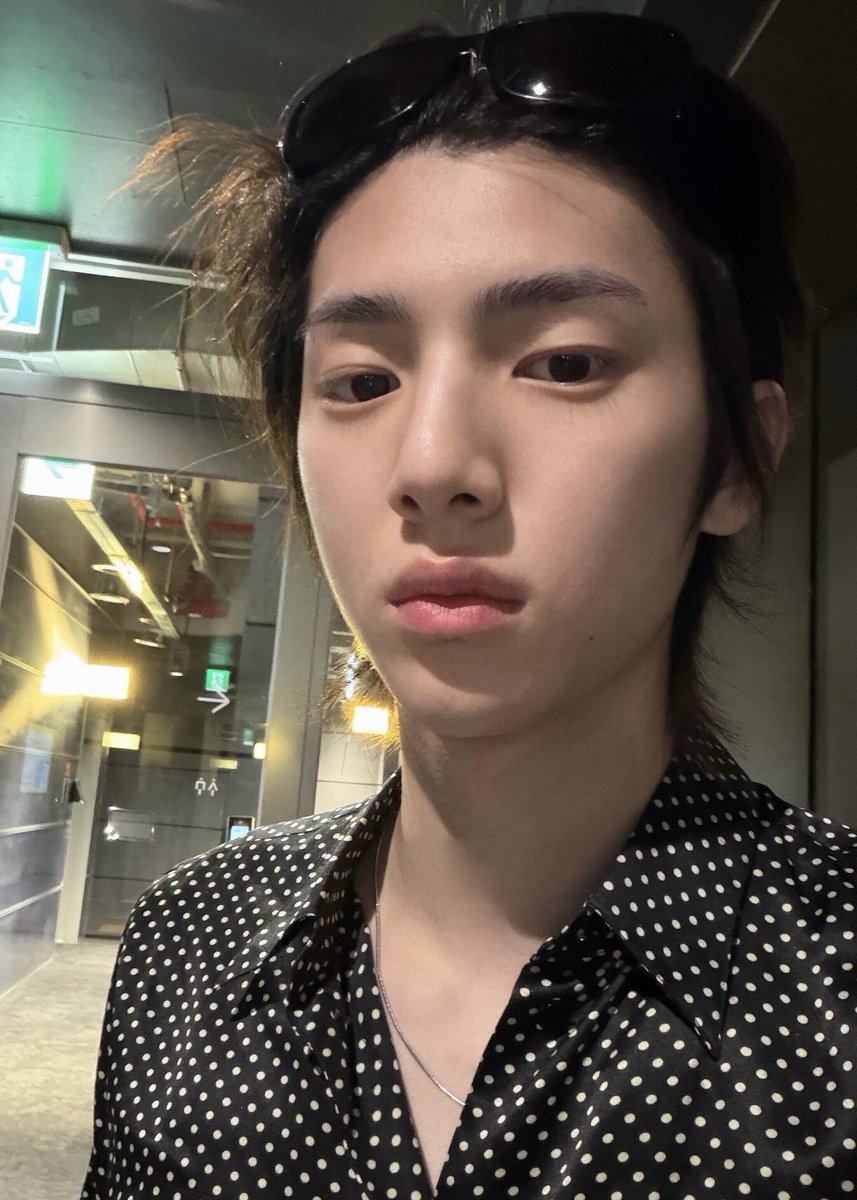 syadeeran's tweet photo. "kapan sih sampenya?"    "WOY MINGGIR ANJG" https://t.co/g8wRzJnEkw