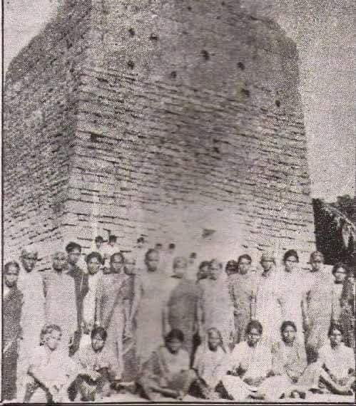 Girishbdwj's tweet photo. Do you know about Jallianwala Bagh of South?
In 1948,Nizam’s police made 200 Hindus stand in a line &amp; sh0t them dead.

Their crime? Refusal to pay Jizya tax. 

This happened in Bhairanpally. While Jallianwala Bagh is taught in schools, Bhairanpally massacre is ignored. https://t.co/jff2L67ztM
