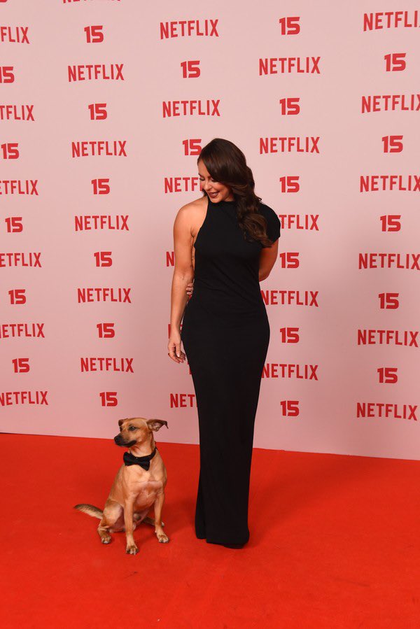 QGPaolla's tweet photo. 📸| Paolla com o Amendoim, estrela do filme Caramelo, no tapete vermelho da festa de 15 anos da Netflix Brasil. https://t.co/eARg9ThJer