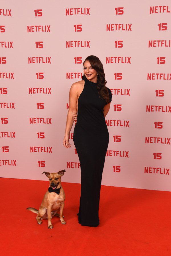 QGPaolla's tweet photo. 📸| Paolla com o Amendoim, estrela do filme Caramelo, no tapete vermelho da festa de 15 anos da Netflix Brasil. https://t.co/eARg9ThJer