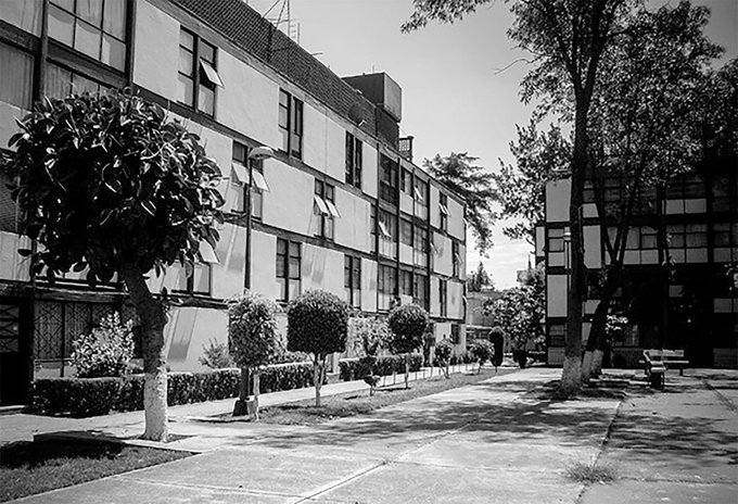 MishArqT's tweet photo. Vamos a dar una vuelta, a un compendio de unidades habitacionales construídas en el lapso de varios años en el S. XX.  Vivienda social para clases trabajadoras diversas, obras que se han olvidado en amplios sentidos por avaricia.  

Les parece si nos acompañan al recorrido? https://t.co/1ldYKzffJE