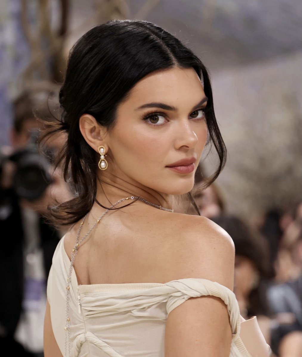 alyycreator_13's tweet photo. Kendall jenner model 😍 ✨️ https://t.co/3CYIFbR8qF