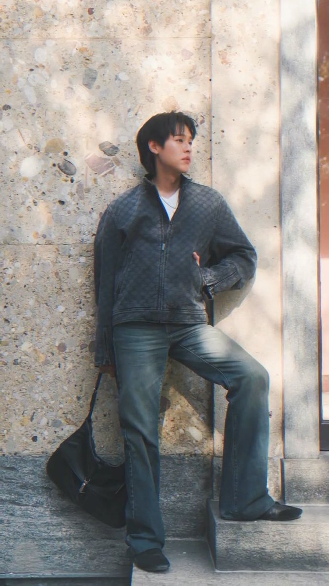 pangmak2026's tweet photo. ปังมาก!
"บิวกิ้น"มาเอง  หล่อส่งตรงจากมิลาน! ลุคแจ็กเก็ตลายซิกเนเจอร์ของ Gucci บวกกับยีนส์พร้อมกระเป๋าทุกชิ้นล้วนเป็นลายและดีไซน์เฉพาะของ Gucci ลงตัวที่สุด

BILLKIN GLOWING IN MILAN

#GUCCISS27xBILLKIN 
#BILLKINBAGUCCI 
#bbillkin #Gucci
#GucciTheStoreShow
#MilanFashionWeek #MFW https://t.co/KaFmjZCgXg