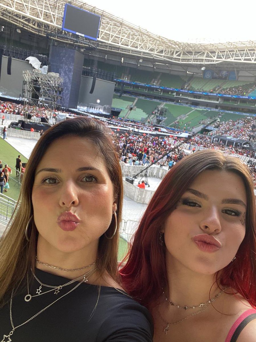 htpss_ninax's tweet photo. @alloveproject Em  2025, eu estava passando por uma fase difícil com mnh mãe e insisti p que ela fosse cmg, pq qra q ela entendesse o qnt o Jão faz parte de mim. Dps dql show, ela passou a admirar mt ele e nss relação melhorou MT.💚 Por isso, estar nesse show seria mt especial p mim.#MeLevaATL https://t.co/njNarTBqjZ