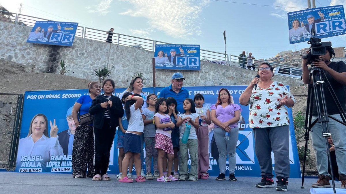 Renovacion_Peru's tweet photo. ¡Las ollitas y los comedores son nuestra prioridad!
@rlopezaliaga1 junto a Isabel Ayala, se reunió con ollitas comunes, comedores populares del Rímac. Presentó propuestas para equiparlos, llevar agua de emergencia a las zonas altas y reforzar la seguridad con luces LED y cámaras https://t.co/rJUS5cvajV