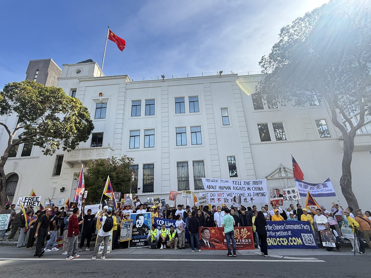 freehongkong404's tweet photo. 9月24日無論習近平在華盛頓還是哪裡，舊金山今天都發出了對抗獨裁的最強音
藏人、港人、維吾爾人、漢族異見者與法輪功團體聯合遊行至 City Hall，沿途美國民眾紛紛鳴笛力挺！拒絕粉飾太平，認清中共獨裁真面目
自由、人權、憲政！
#習近平 #結束一黨專政 #FreeHongKong #FreeTibet #DemocracyForChina https://t.co/6sTLlPVZ53