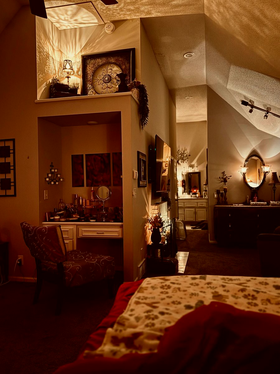 StevenWrigpm's tweet photo. My “oh so cozy” bedroom at night
#CodeNewbie #MINTID https://t.co/BcYagup9NP