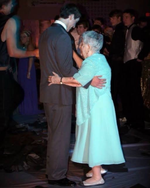 benjaminleeu6qq's tweet photo. At 19, Austin took his 89-year-old great-grandmother, Delores, to prom after learning she’d never attended. He bought her pearls, played her late husband’s favorite song, and they slow-danced as students gave them a standing ovation. https://t.co/vc9SZBEUeh