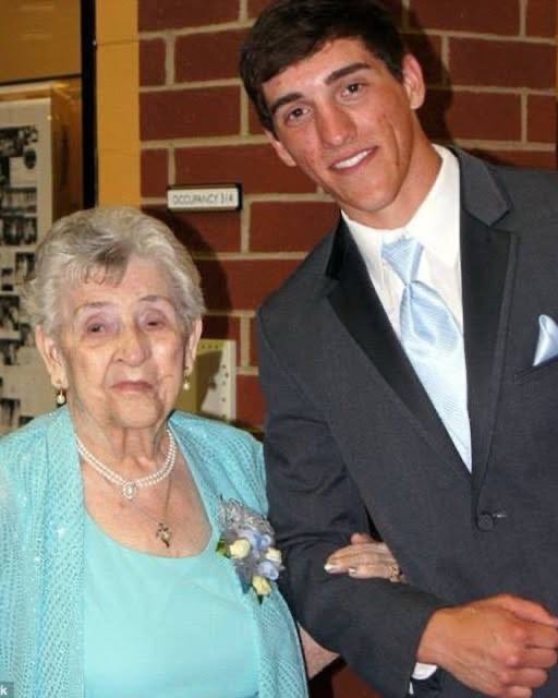 benjaminleeu6qq's tweet photo. At 19, Austin took his 89-year-old great-grandmother, Delores, to prom after learning she’d never attended. He bought her pearls, played her late husband’s favorite song, and they slow-danced as students gave them a standing ovation. https://t.co/vc9SZBEUeh