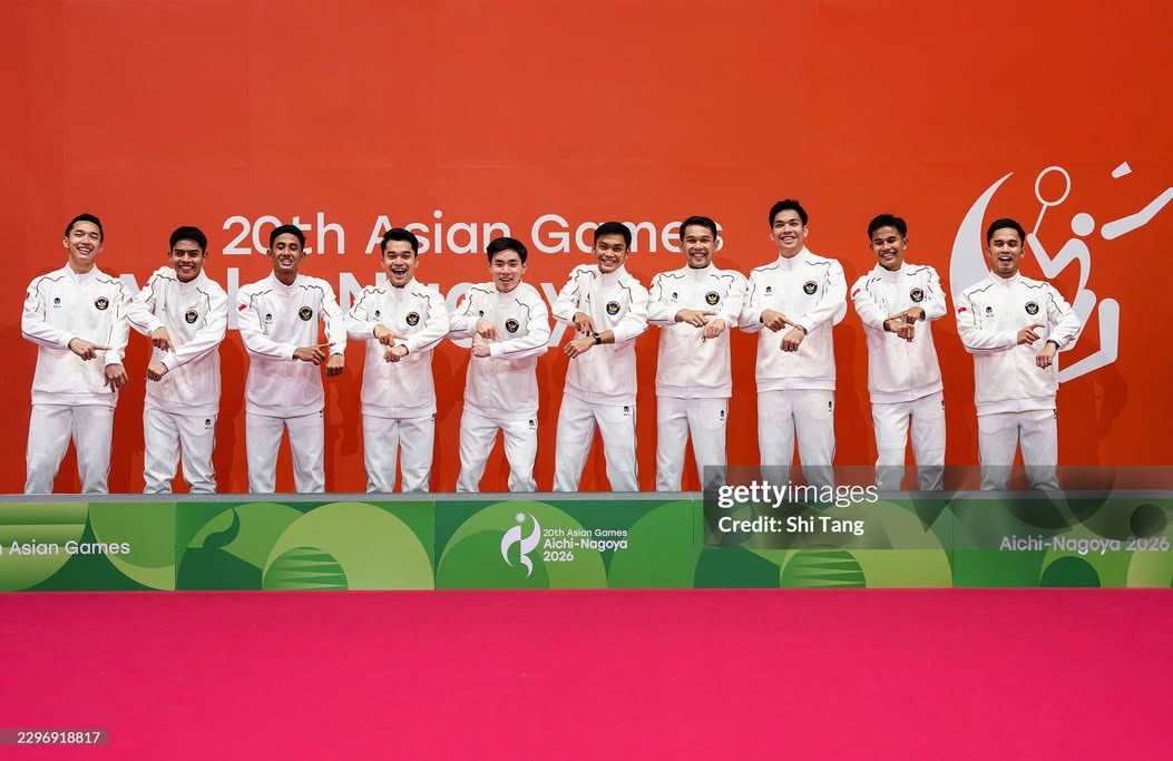 sibambaang's tweet photo. Pada ngode 😂

Foto tim Badminton Indonesia di Asian Games Aichi-Nagoya 2026 pada pose tunjuk pergelangan tangan.

Juni 2025 lalu Timnas sepakbola menang lawan China terus diundang makan siang di Kertanegara dan dikasih jam Rolex oleh Presiden Prabowo.

Sekarang para pemain badminton kayak bilang "kami juga mau dong" versi halus.

Mereka juga sempet teriak 3M.. 3M..

Harus dapet sih memang soalnya ini dapet EMAS hlo, EMAS pertama di Asian Games!