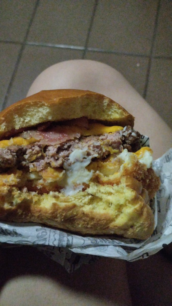 Caladoviado's tweet photo. Tropa esse lanche está do caralho #evocesnada https://t.co/eW0IPD0mhJ