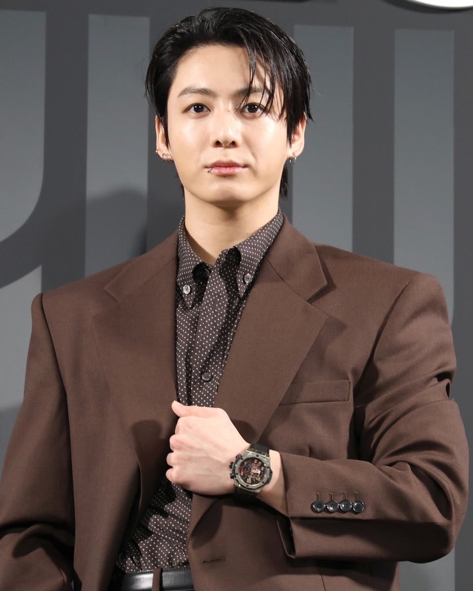 spinorbinmusic's tweet photo. Jungkook looking absolutely STUNNING in new photos from the Hublot event and we are COMPLETELY OBSESSED! 😍🔥✨ 

Our king radiating luxury energy and we are completely FERAL! 💅👑📸 #Jungkook #정국 #BTS #Hublot https://t.co/B5eIOMdRGL