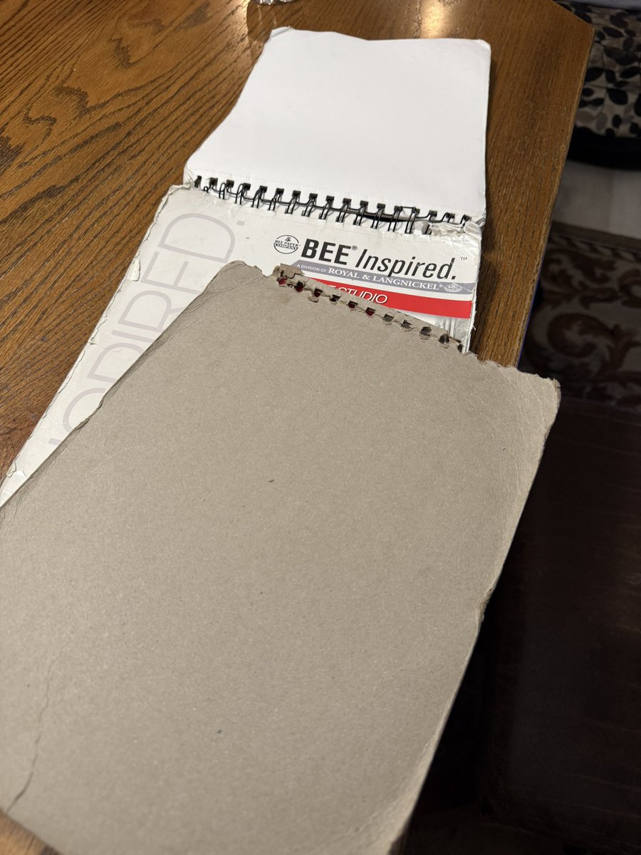 bugsyellie6's tweet photo. My sketchbook broke im so sad now
I tried to have me and my mom fix it and it just won’t work. It’s falling apart :c https://t.co/hy2qOEud7e