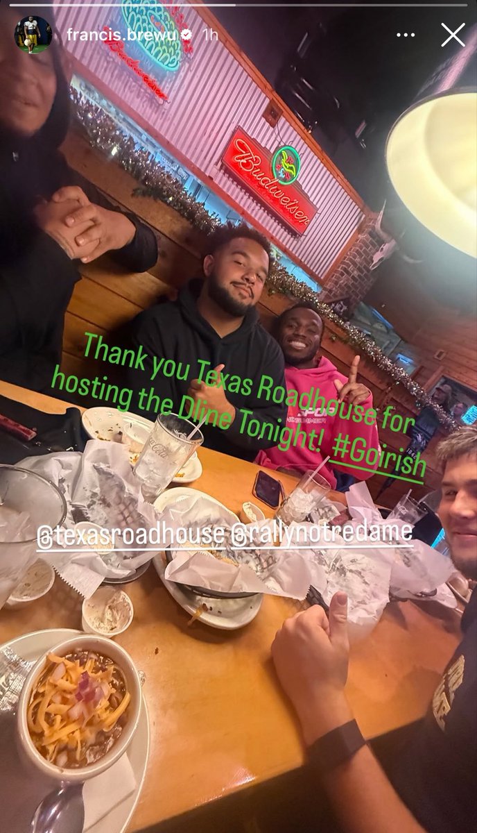 TJamesND's tweet photo. Big week for Texas Roadhouse and Notre Dame. 

The Irish defensive lines dined at the chain restaurant that employed Marcus Freeman during his college days. https://t.co/qjPuqghqp9