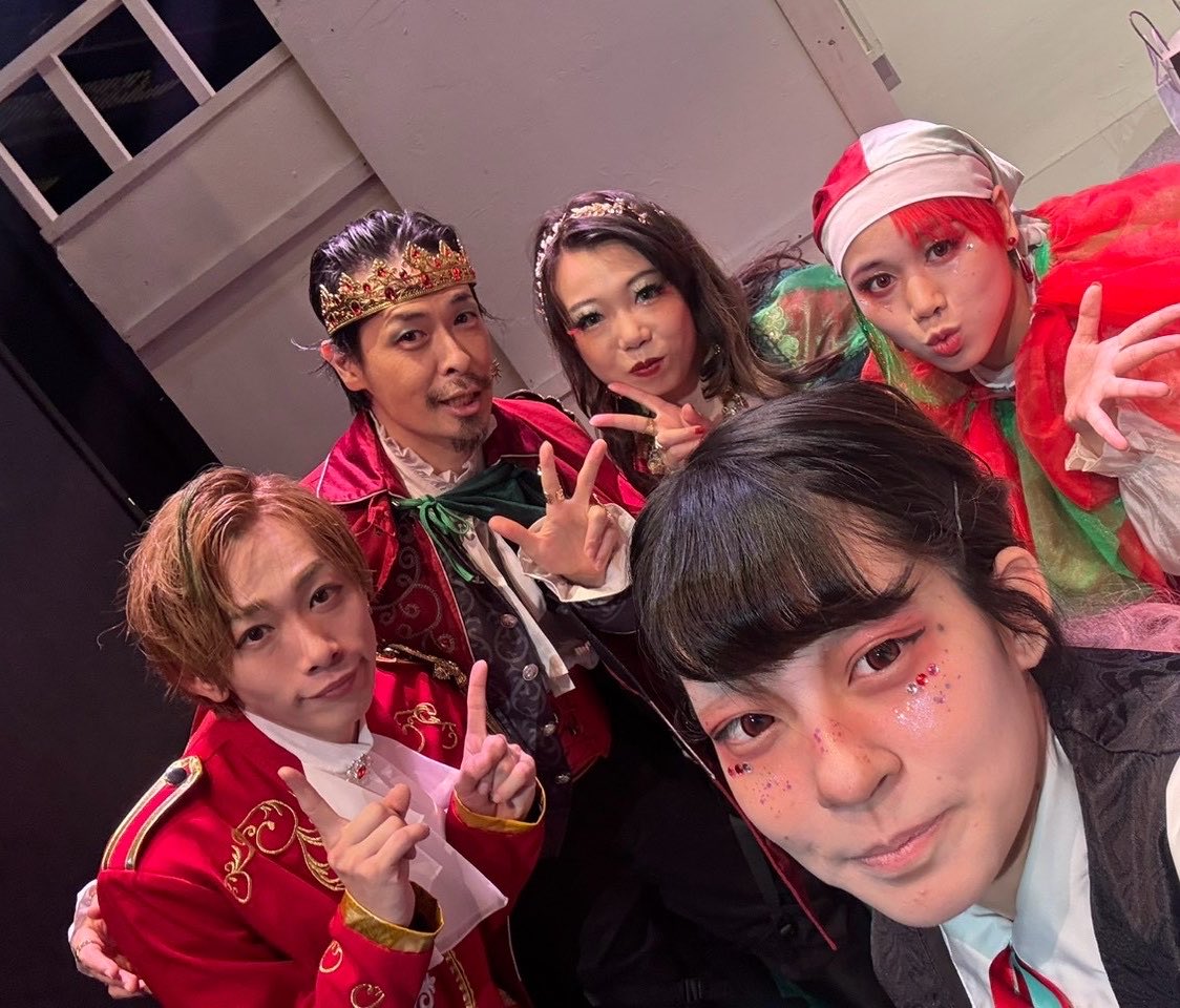 shizuru_rin's tweet photo. メディキュット…やはりメディキュットは全てを解決する…！！

おはよん☀️さーて今日から1日1公演ずつ！
14:00からフラットちーむ
19:00からシャープちーむ
です！お席ご案内出来るって噂なんで、DMくださいねー！

シャープの晴れ、まぢ家族感ヤバみで皆だいちゅきである♡ #すたぁじあ https://t.co/MfE6uCU1dW