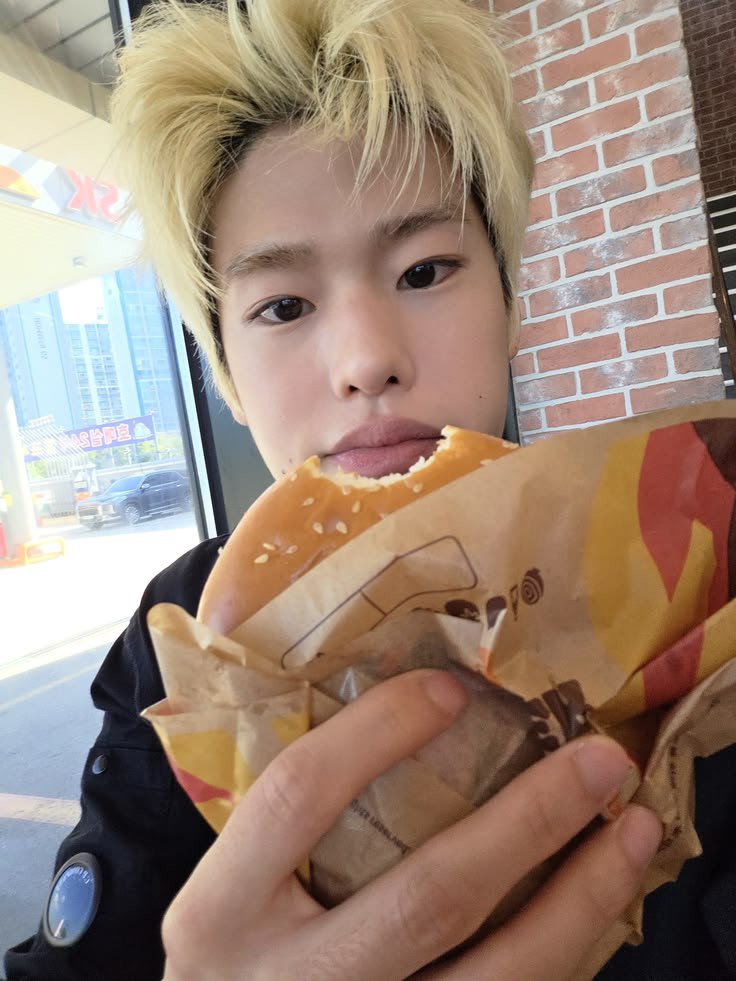 FadedSoheei's tweet photo. PAGI PAGI PAGII SEMUANYA PAGI PAGI BANGUN PAGI SEMUANYA BANGOOONNNN 🎷🎷🎷🎷🎷 MAKAN MAKAN JALAN JALAN JANGAN TIDO TERUS OK 🎾🎾🎾🥊🥊🥊🍔🍔🧃🧃🧃🧃 https://t.co/f5mqbR4deB