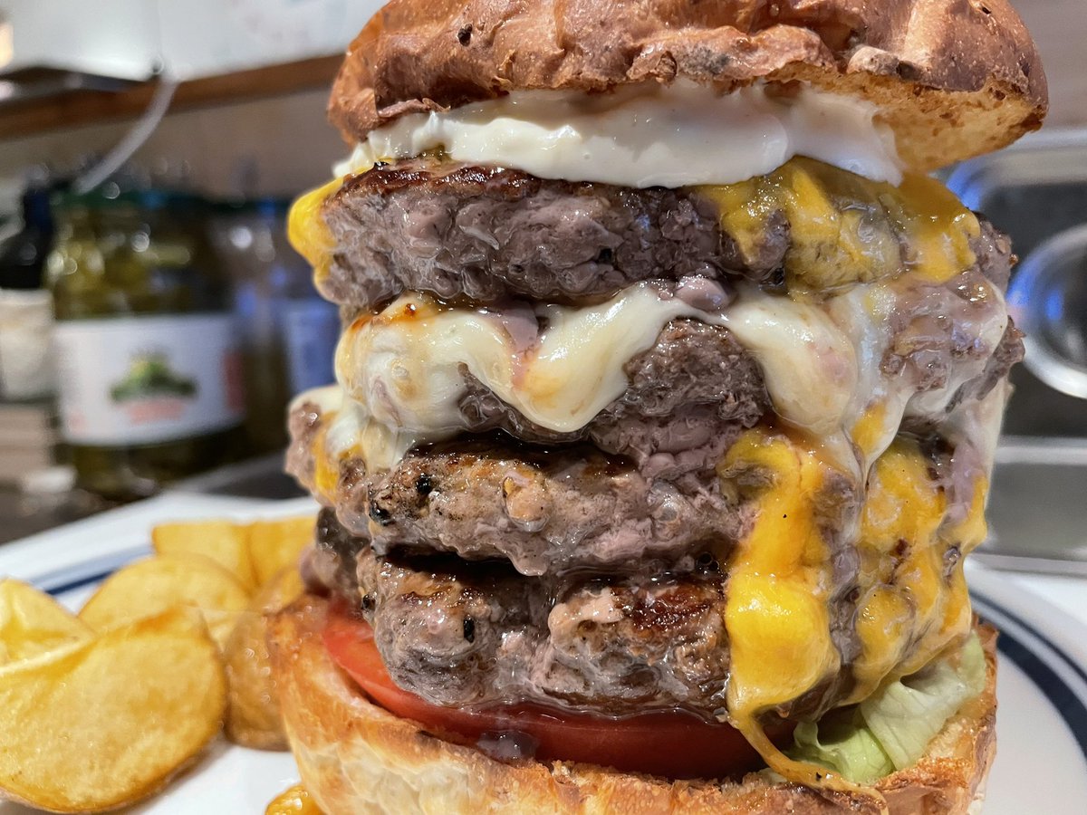 CHILLAXBURGER's tweet photo. 今日も元気にオープンしました😆

食べ応えあるバーガーはいかがですか？🍔

ランチ 11:00〜15:00(LO14:30)  
ディナー 17:00〜21:00(LO20:30)
※パティが切れ次第閉店する場合がございます。  

#バーガー #ハンバーガー #池袋ランチ #池袋 #サンシャイン水族館 #池袋アニメイト https://t.co/4tUtXw2hrk