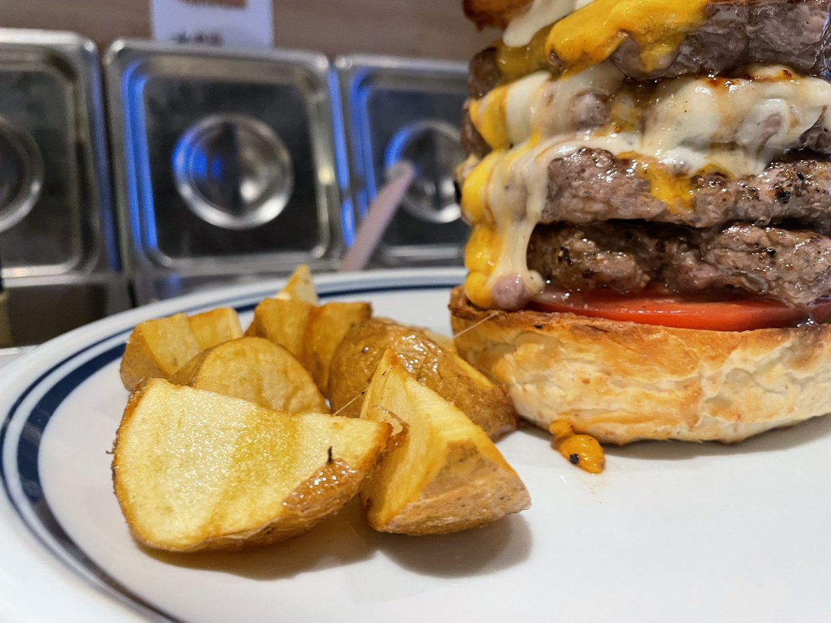 CHILLAXBURGER's tweet photo. 今日も元気にオープンしました😆

食べ応えあるバーガーはいかがですか？🍔

ランチ 11:00〜15:00(LO14:30)  
ディナー 17:00〜21:00(LO20:30)
※パティが切れ次第閉店する場合がございます。  

#バーガー #ハンバーガー #池袋ランチ #池袋 #サンシャイン水族館 #池袋アニメイト https://t.co/4tUtXw2hrk