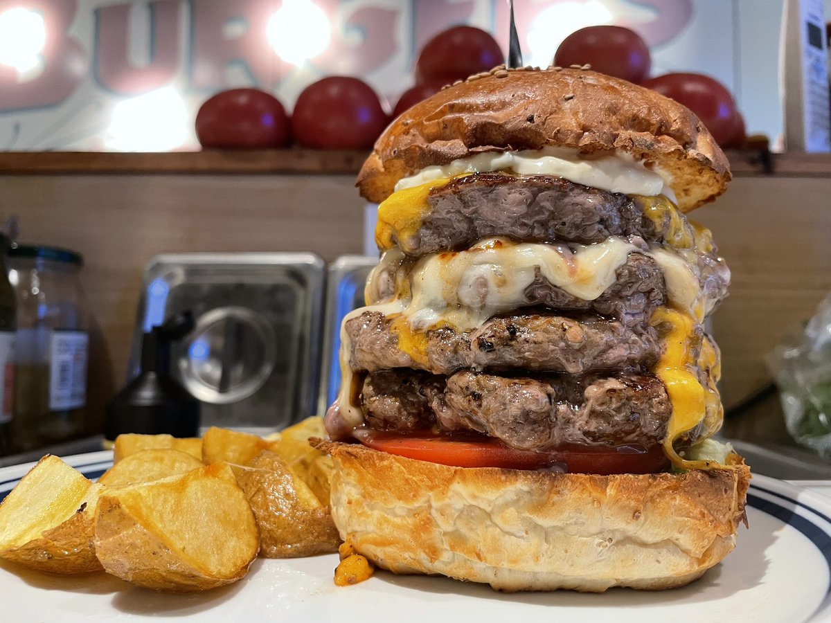CHILLAXBURGER's tweet photo. 今日も元気にオープンしました😆

食べ応えあるバーガーはいかがですか？🍔

ランチ 11:00〜15:00(LO14:30)  
ディナー 17:00〜21:00(LO20:30)
※パティが切れ次第閉店する場合がございます。  

#バーガー #ハンバーガー #池袋ランチ #池袋 #サンシャイン水族館 #池袋アニメイト https://t.co/4tUtXw2hrk
