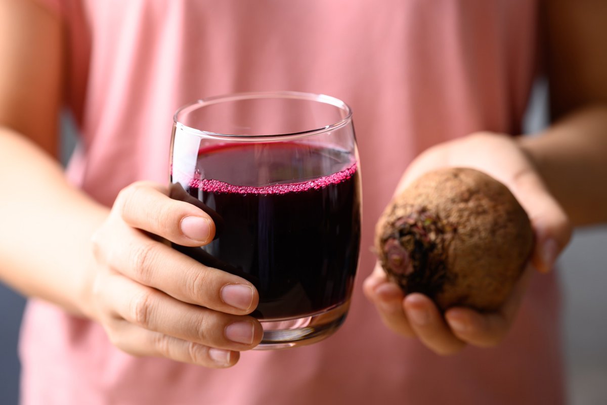 NewsMedical's tweet photo. 🥤 Beetroot juice: makes swimming feel easier, but doesn't make you faster. Latest meta-analysis finds no significant performance boost, only a slight drop in perceived effort.  https://t.co/84qtLPKFUB #Beetroot #Swimming @SciReports https://t.co/XGINxl3xeM