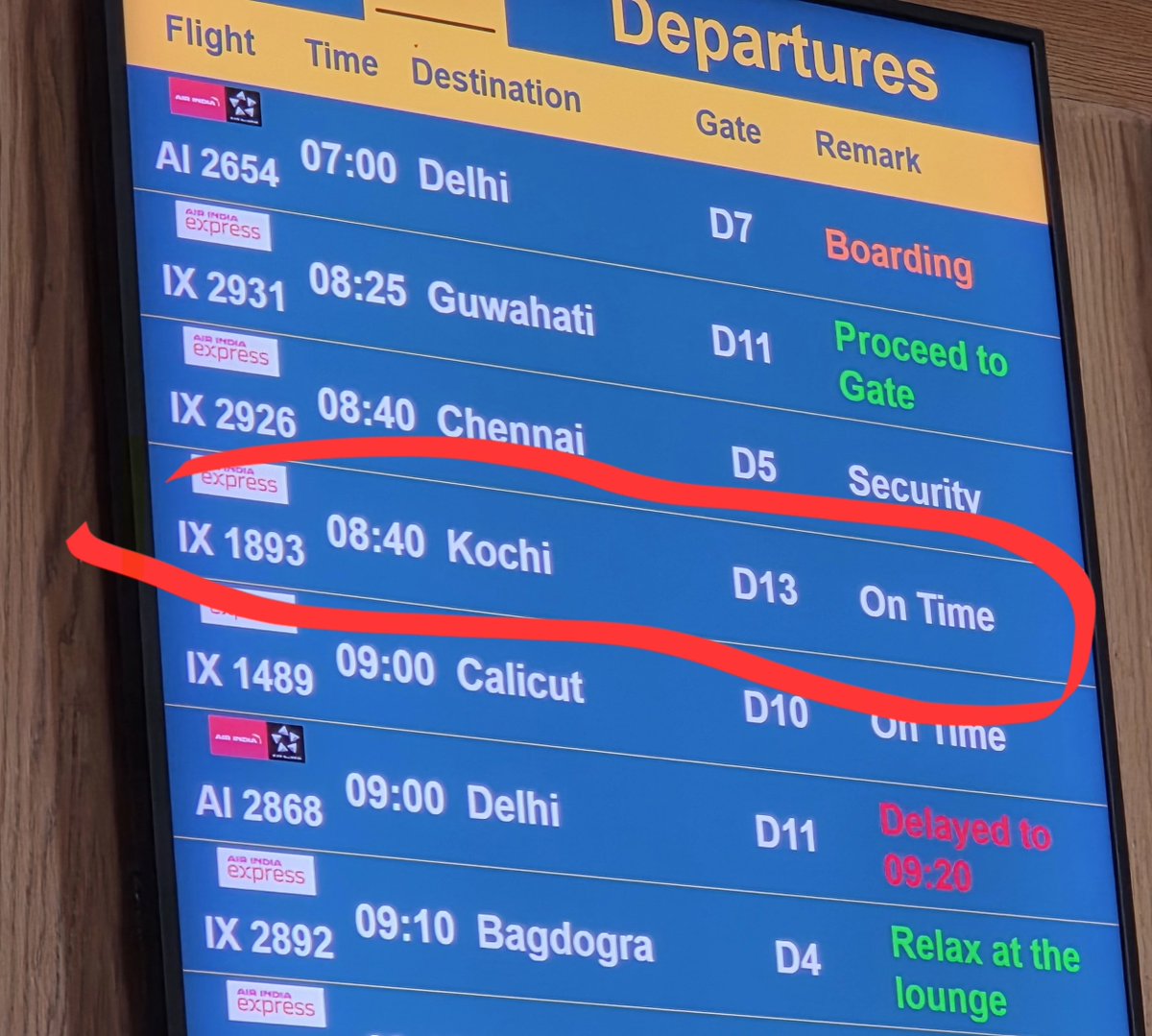 FrancoisGRAM's tweet photo. @AirIndiaX which is it? Is the flight delayed by 1h20min (according to live aviation trackers) or is it on time (according to the boards in the airport) ? Are you keeping information from us? @BLRAirport https://t.co/t089L7kdZp