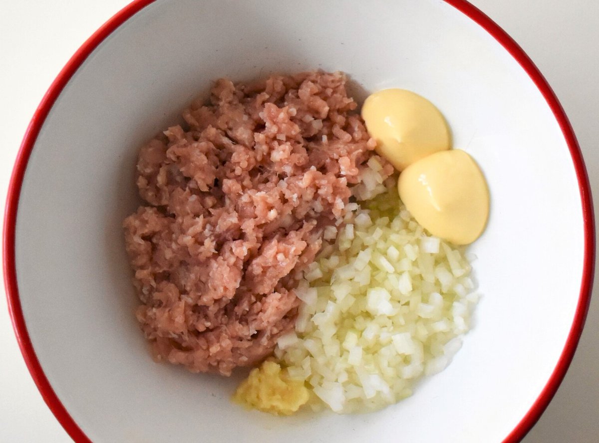 kewpie_official's tweet photo. 今夜は十五夜ですね🎑
キユーピーの人気レシピ「鶏つくね」に、卵を添えてお月見仕様に🌕

今夜は月見つくねで十五夜を楽しみませんか？ https://t.co/hf6nVwYSTs