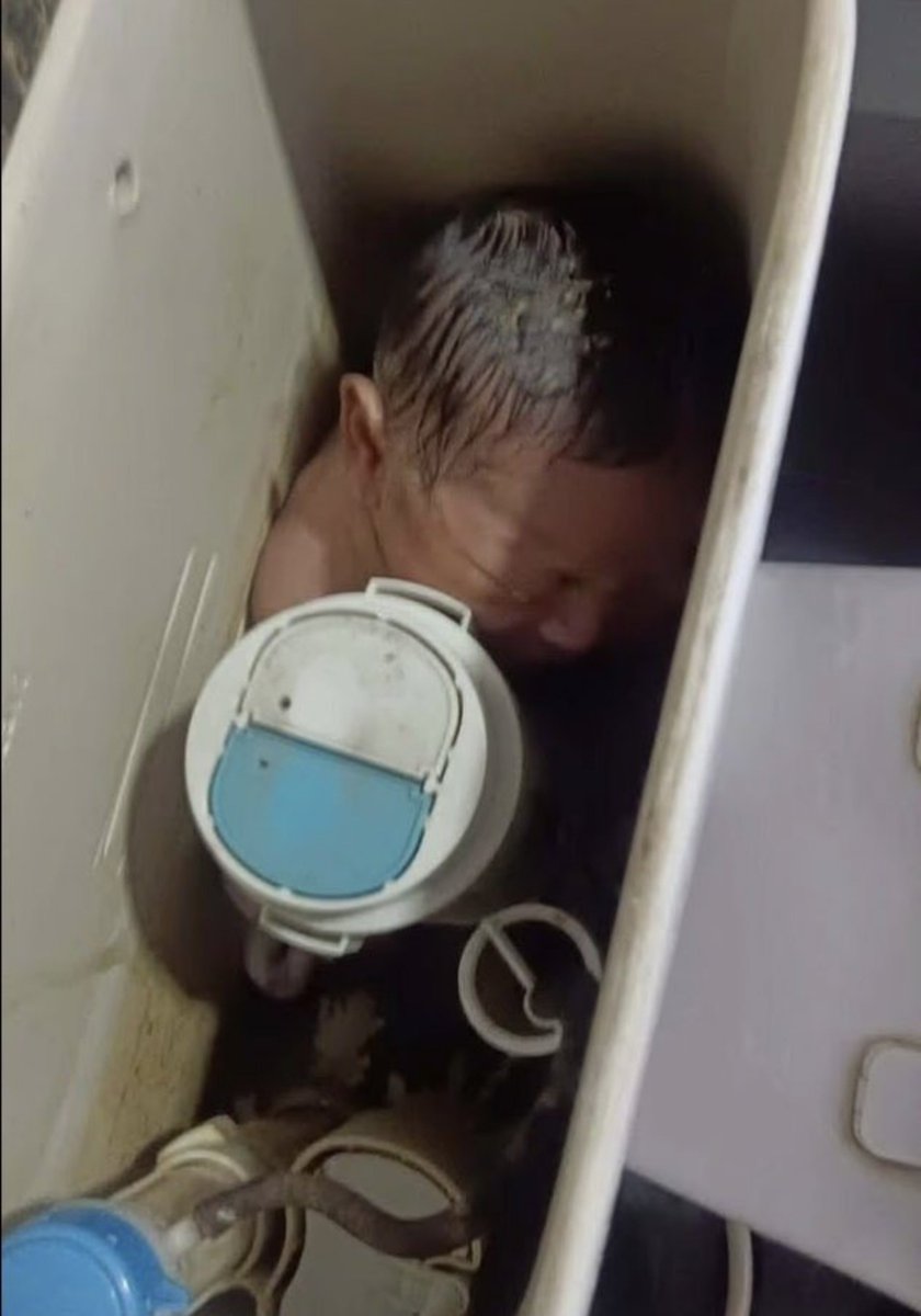 masvidaoficial's tweet photo. En Thailandia encontraron una bebé abandonada en un inodoro. Estuvo horas en el agua pero sobrevivió. Es un milagro. https://t.co/1lBnb8Qn8i