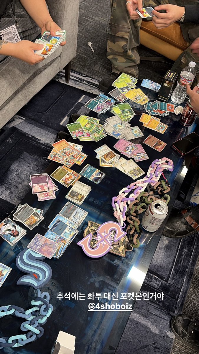 terjemahinRYUL's tweet photo. More Vision family lagi brewek massal dan sortir Pokemon cards di backstage 😭😂 https://t.co/NaqwBdznWd