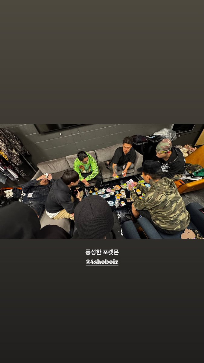 terjemahinRYUL's tweet photo. More Vision family lagi brewek massal dan sortir Pokemon cards di backstage 😭😂 https://t.co/NaqwBdznWd