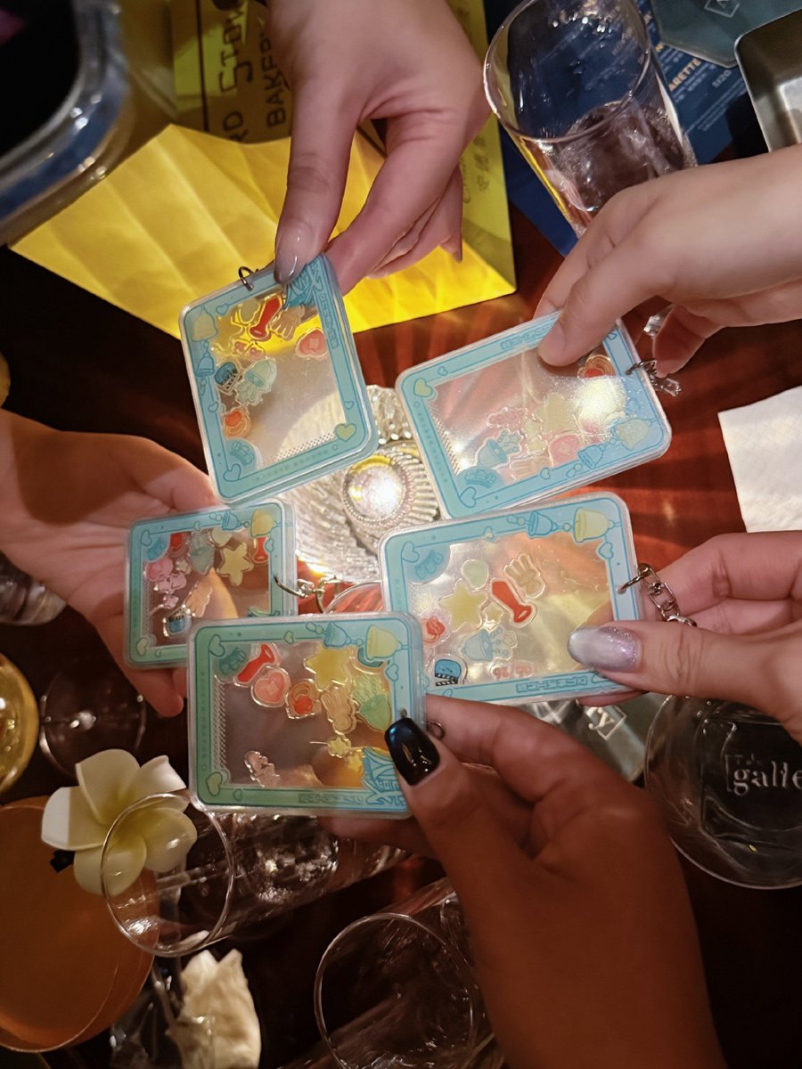 xyqnbry's tweet photo. OP met papa wendao and was given a lovely card holder 💙 Another fan even met him and was treated to a meal! He is truly kind and sincerely supportive of #tianyuan 🍀

cr vid : https://t.co/Asu6iRZ8X6 https://t.co/weYuzLAOqp