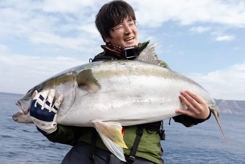 BlueBlueFishing's tweet photo. 【お知らせ】BlueBlueオフィシャルアングラー契約情報

https://t.co/r0gblw2oe9

BlueBlueは今月9月に15周年を迎えることができました！これもひとえに皆さまからのご支援があってこそだと考えております。いつもありがとうございます。

そして！この度、15周年という節目に合わせてBlueBlueオフィシャルアングラーズに新しい仲間が加わります！！

今回は！エギング界のエキスパートをお迎えします。
※オフィシャルアングラー募集2026は現在二次審査中です。

大阪を拠点とし、全国各地を飛び回る

エギング界のエキスパート！

「やますてぃ」でお馴染み��山田貴登さん

山田さんはロッドメーカーのトランスセンデンスでエギングに適したマルチピースロッド「Batuta80S」をプロデュースし、レッドモンスターを追いかけ続け、昨年にはなんと！！エギンガーの夢でもある5キロオーバーのアオリイカを釣り上げるという快挙を成し遂げました！！

山田さんより
今後の意気込みをいただきました。

はじめまして、yamasty（やますてぃ）という名前でSNS活動させていただいています。山田貴登（やまだたかと）です。

普段はエギングを中心に、ライトゲームから大型青物、海外の釣りまでルアーフィッシングをマルチに楽しんでいます。

関西在住ですが、週末になると関西にとどまらず、日本各地のフィールドへ飛び回っています。思い出に残る一杯を求めて、初めての場所、新しい道具に向き合い続ける毎日です。

BlueBlueさん��とって新ジャンルとなるエギング。エギング業界に新しい風を吹かせられるよう、BlueBlueさんと一緒に楽しみながらやっていけたらと思っております。

よろしくお願いします！
