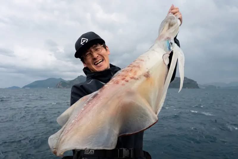 BlueBlueFishing's tweet photo. 【お知らせ】BlueBlueオフィシャルアングラー契約情報

https://t.co/r0gblw2oe9

BlueBlueは今月9月に15周年を迎えることができました！これもひとえに皆さまからのご支援があってこそだと考えております。いつもありがとうございます。

そして！この度、15周年という節目に合わせてBlueBlueオフィシャルアングラーズに新しい仲間が加わります！！

今回は！エギング界のエキスパートをお迎えします。
※オフィシャルアングラー募集2026は現在二次審査中です。

大阪を拠点とし、全国各地を飛び回る

エギング界のエキスパート！

「やますてぃ」でお馴染み��山田貴登さん

山田さんはロッドメーカーのトランスセンデンスでエギングに適したマルチピースロッド「Batuta80S」をプロデュースし、レッドモンスターを追いかけ続け、昨年にはなんと！！エギンガーの夢でもある5キロオーバーのアオリイカを釣り上げるという快挙を成し遂げました！！

山田さんより
今後の意気込みをいただきました。

はじめまして、yamasty（やますてぃ）という名前でSNS活動させていただいています。山田貴登（やまだたかと）です。

普段はエギングを中心に、ライトゲームから大型青物、海外の釣りまでルアーフィッシングをマルチに楽しんでいます。

関西在住ですが、週末になると関西にとどまらず、日本各地のフィールドへ飛び回っています。思い出に残る一杯を求めて、初めての場所、新しい道具に向き合い続ける毎日です。

BlueBlueさん��とって新ジャンルとなるエギング。エギング業界に新しい風を吹かせられるよう、BlueBlueさんと一緒に楽しみながらやっていけたらと思っております。

よろしくお願いします！