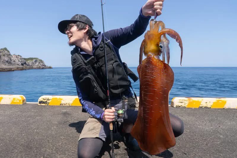 BlueBlueFishing's tweet photo. 【お知らせ】BlueBlueオフィシャルアングラー契約情報

https://t.co/r0gblw2oe9

BlueBlueは今月9月に15周年を迎えることができました！これもひとえに皆さまからのご支援があってこそだと考えております。いつもありがとうございます。

そして！この度、15周年という節目に合わせてBlueBlueオフィシャルアングラーズに新しい仲間が加わります！！

今回は！エギング界のエキスパートをお迎えします。
※オフィシャルアングラー募集2026は現在二次審査中です。

大阪を拠点とし、全国各地を飛び回る

エギング界のエキスパート！

「やますてぃ」でお馴染み��山田貴登さん

山田さんはロッドメーカーのトランスセンデンスでエギングに適したマルチピースロッド「Batuta80S」をプロデュースし、レッドモンスターを追いかけ続け、昨年にはなんと！！エギンガーの夢でもある5キロオーバーのアオリイカを釣り上げるという快挙を成し遂げました！！

山田さんより
今後の意気込みをいただきました。

はじめまして、yamasty（やますてぃ）という名前でSNS活動させていただいています。山田貴登（やまだたかと）です。

普段はエギングを中心に、ライトゲームから大型青物、海外の釣りまでルアーフィッシングをマルチに楽しんでいます。

関西在住ですが、週末になると関西にとどまらず、日本各地のフィールドへ飛び回っています。思い出に残る一杯を求めて、初めての場所、新しい道具に向き合い続ける毎日です。

BlueBlueさん��とって新ジャンルとなるエギング。エギング業界に新しい風を吹かせられるよう、BlueBlueさんと一緒に楽しみながらやっていけたらと思っております。

よろしくお願いします！