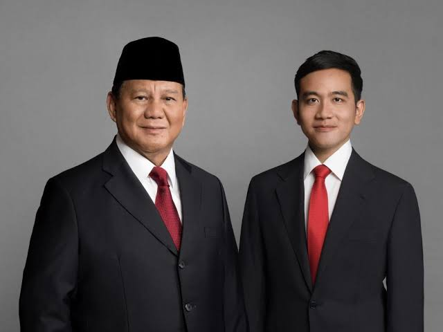 LambeSahamjja's tweet photo. BREAKING NEWS 
PRABOWO GIBRAN DI GUGAT KE MK 
pelantikan prabowo gibran dinilai tak sah usai karna gak digelar di IKN https://t.co/D0vUi9qMOn