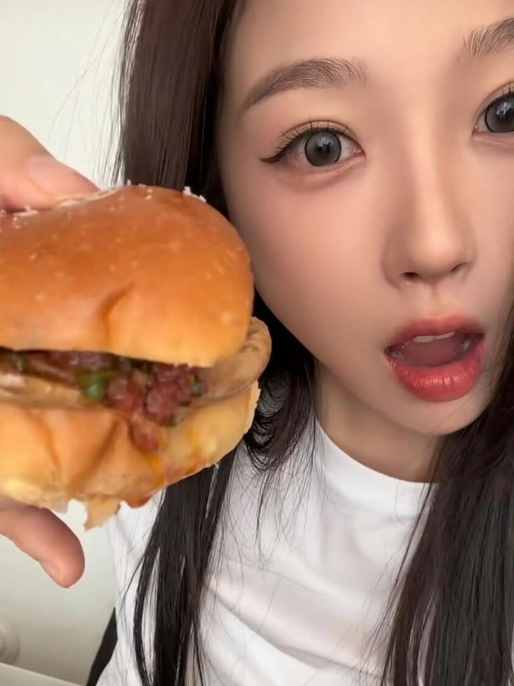 FadedShuxin's tweet photo. @FadedSoheei IKOOOOD SARAPAN BURGER. https://t.co/Hl79LATKNs
