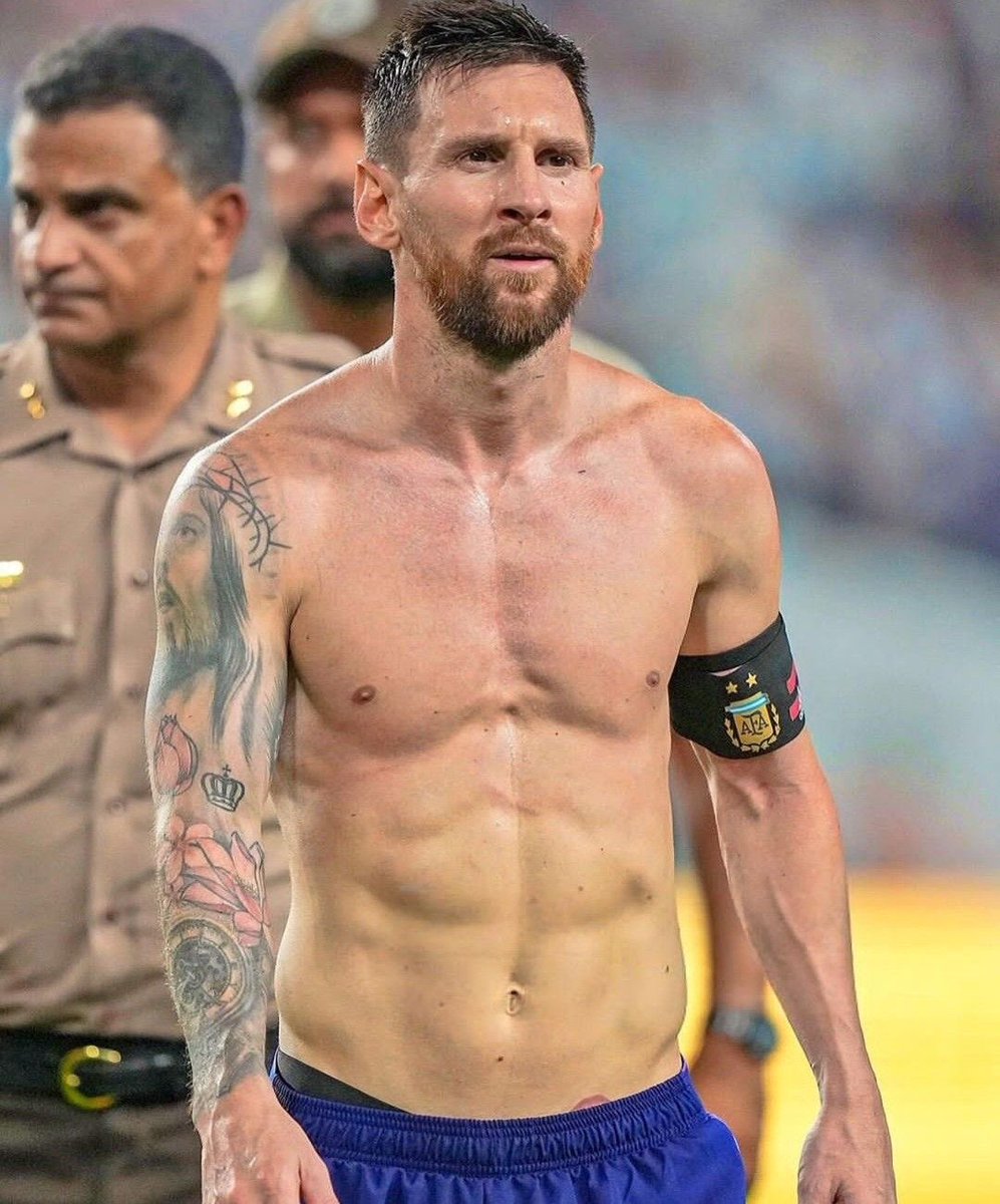 LiamValoh's tweet photo. @NotFabrii Se basan en el físico como si Messi no luciera así https://t.co/gjg4k8ftIj